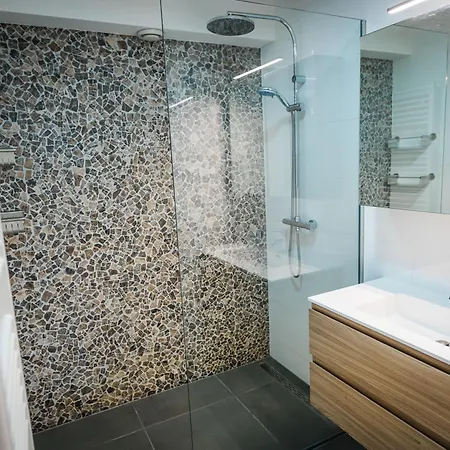 Wellnesshuis Met Jacuzzi En Sauna In Het Bos Hébergement de vacances Lunteren